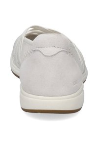Baskets blanches avec un design en maille texturée, des accents en daim et un bout arrondi. Semelle légère avec une légère semelle en caoutchouc pour une meilleure adhérence.