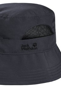 Chapeau seau gris foncé avec panneau de ventilation en maille et logo "Jack Wolfskin" sur la bande frontale.