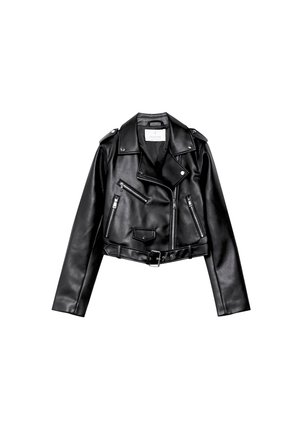 Giacca da moto nera in pelle cropped con zip frontale asimmetrica, bottoni a pressione e quattro zip. Presenta una cintura regolabile in vita.