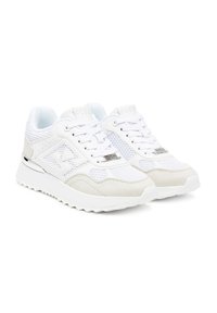 Sneakers bianchi con tomaia in rete e dettagli in suede, suola in gomma testurizzata e una piastra con logo argentato sul lato.