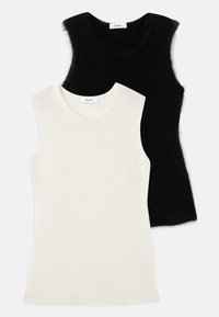 Du šviesių megztų marškinėlių be rankovių, vienas baltas ir vienas juodas, iškloti plokščiai, baltas marškinėlis iš dalies uždengia juodąjį.