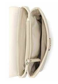 Bolso de mano de cuero beige claro con exterior texturizado, que cuenta con dos compartimentos y un bolsillo con cremallera, terminado con detalles en hardware dorado.