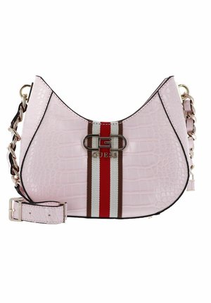 Borsa a forma curva in pelle sintetica rosa con effetto coccodrillo, caratterizzata da un design centrale a strisce in rosso e marrone. Include una tracolla con dettagli a catena e hardware con logo.
