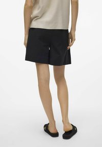 Pantaloni corti neri su misura con una vestibilità dritta, realizzati in un tessuto leggero. Il design presenta una texture liscia e una silhouette pulita e minimale.