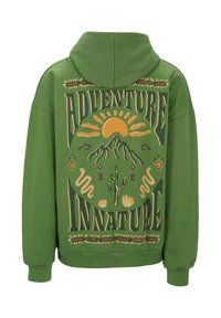 Grüner Sweatshirt mit Kapuze, das ein großes Grafikmotiv auf dem Rücken hat. Das Design umfasst Berge, die Sonne und den Text "ADVENTURE IN NATURE" in erdigen Farben.