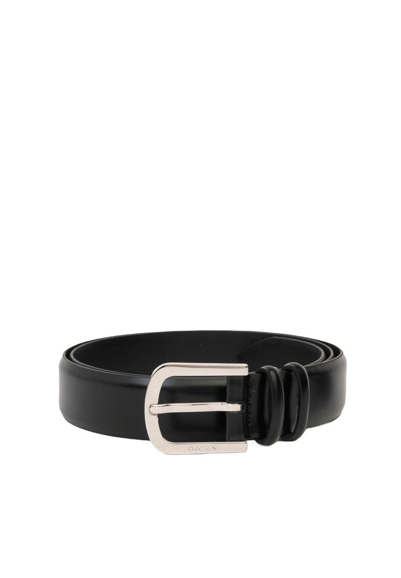 Cintura in pelle nera con una fibbia rettangolare in argento, presenta una texture morbida e un accento arrotolato vicino alla fibbia, che mette in mostra un design classico.