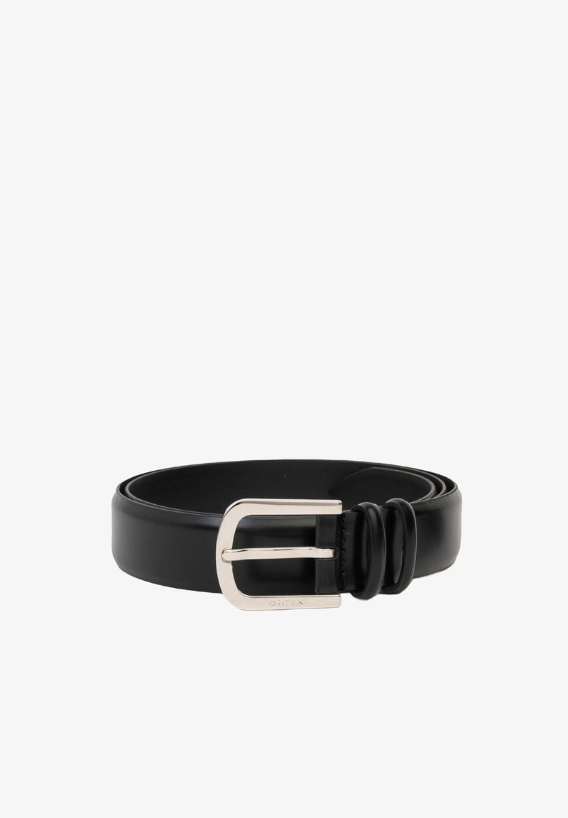 Cintura in pelle nera con una fibbia rettangolare in argento, presenta una texture morbida e un accento arrotolato vicino alla fibbia, che mette in mostra un design classico.