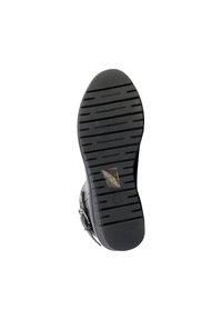 Suola di scarpa in gomma nera con scanalature orizzontali per la trazione. Presenta una punta arrotondata e un logo di marca ben visibile stampato sul lato.