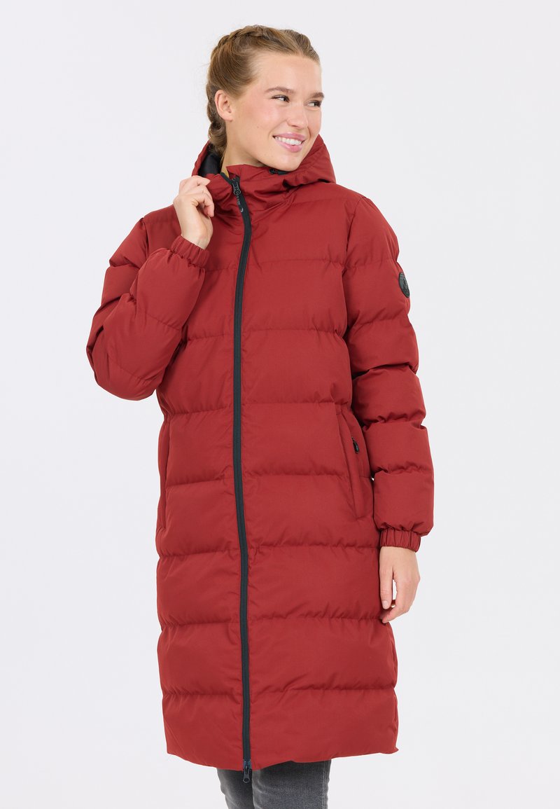 Rød pufferjakke med hætte; har en lynlås fortil, elastiske manchetter og sidelommer. Stoffet har en glat tekstur og pufdesign.