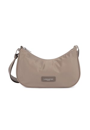 Borsa a tracolla beige a forma di mezzaluna con tracolla regolabile e patch logo "Lancaster Paris" visibile sulla parte frontale.