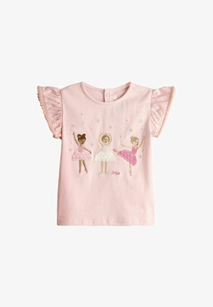 Roosa väikelapse särk volangidega varrukatega, millel on kolm tikitud baleriini erinevates poosides ning nende ümber väiksed hõbedased tähed.