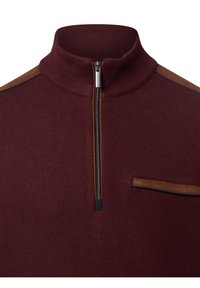 Burgunderfarbener Pullover mit hohem Kragen, halber Reißverschluß vorne, strukturiertem Stoff und braunen Schulterakzenten. Verfügt über eine kleine Brusttasche mit einem Paspel.