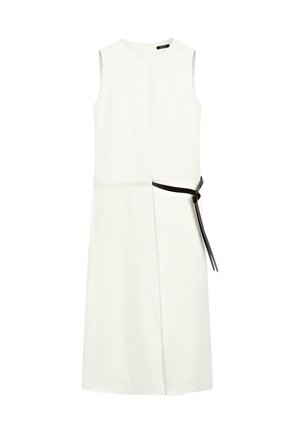 Robe blanche sans manches avec une fente sur le côté et une ceinture noire nouée à la taille, présentant un design minimaliste et moderne.