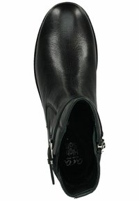 Bota de tobillo de cuero negro con punta redonda, textura suave, cremallera lateral y detalle de hebilla de metal. El interior es acolchado y está marcado con la marca.
