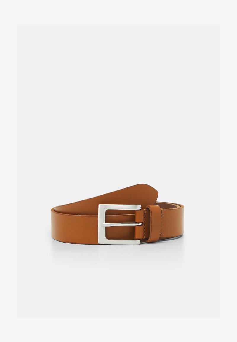 Cintura in pelle marrone con texture liscia, dotata di una fibbia rettangolare in argento e un design semplice e pulito.