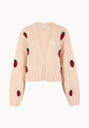 Cardigan en tricot épais crème avec devant ouvert, présentant de petits motifs de fraises rouges avec des feuilles vertes sur les manches et le corps.