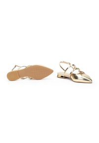 Zapatos slingback metálicos dorados con puntera afilada, tiras finas y un tacón bajo cuadrado. Acabado texturizado y sutil marca en la suela.