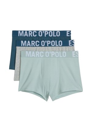 Trzy pary męskich bokserek Marc O'Polo w kolorach jasnoniebieskim, szarym i ciemnoniebieskim z podpisanymi paskami w talii, ułożone jedna na drugiej.