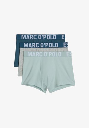 Drei Paar Marc O'Polo Herren-Boxershorts in Hellblau, Grau und Dunkelblau mit markenprägtem Bund, gestapelt.