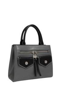 Bolso sintético gris con acentos negros, doble bolsillo frontal, cremalleras plateadas y asas dobles. Presenta un diseño elegante y estructurado.