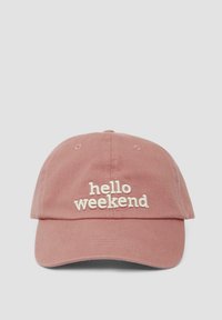 Casquette de baseball en coton rose avec une visière incurvée et le texte brodé "hello weekend" en blanc, présentant des œillets de ventilation sur le dessus.
