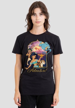 Schwarzes T-Shirt mit einem bunten Grafikdesign von Charakteren auf einem Abenteuer, mit dem Text "Bereit für Abenteuer!" in Gold am unteren Rand.