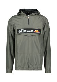 Giacca leggera verde con zip a metà, dotata di una grande tasca nera e del logo "ellesse" in bianco e arancione. Con cappuccio e polsini elasticizzati.