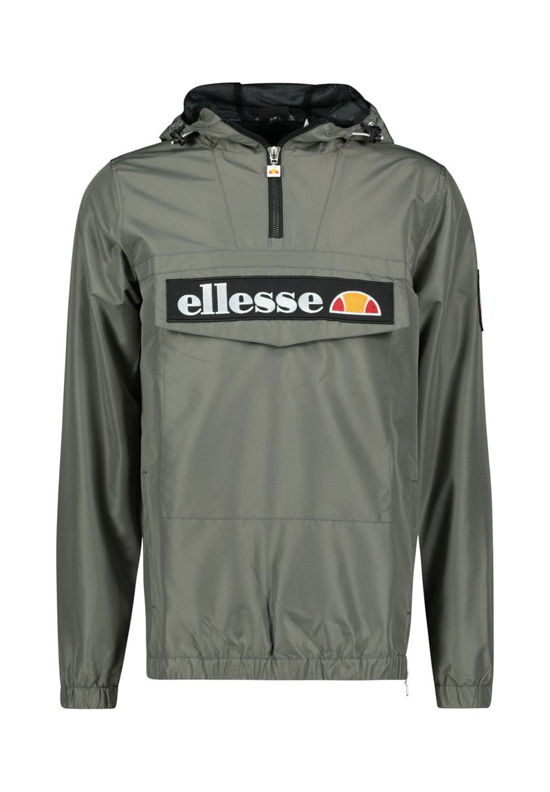 Giacca leggera verde con zip a metà, dotata di una grande tasca nera e del logo "ellesse" in bianco e arancione. Con cappuccio e polsini elasticizzati.