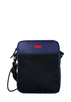 Bolso cuadrado azul marino con bolsillo frontal de malla, logo rojo de Levi's, correa ajustable y textura suave. Cierre con cremallera en la parte superior.