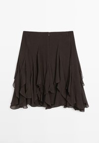 Jupe noire longueur genou avec ourlet volanté en couches, asymétrique, et fermeture éclair au dos.