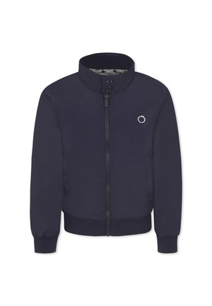 Giacca leggera blu navy con chiusura a zip, colletto alto, polsini elasticizzati e un logo discreto sul petto. Texture liscia e design minimalista.