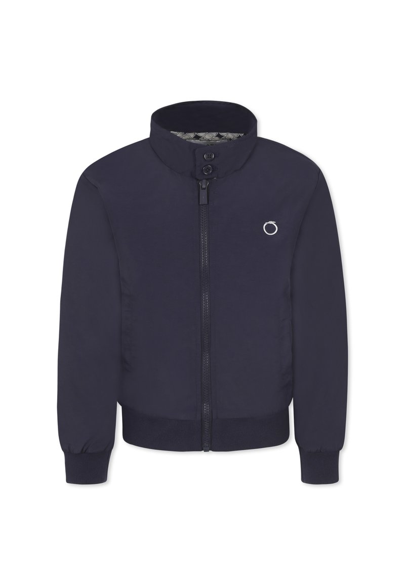 Giacca leggera blu navy con chiusura a zip, colletto alto, polsini elasticizzati e un logo discreto sul petto. Texture liscia e design minimalista.