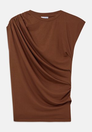 Rjava majica s kratkimi rokavi iz mehkega materiala, ki ima nabrano detajl na eni strani, kar ustvarja drapirano teksturo in sproščen videz.