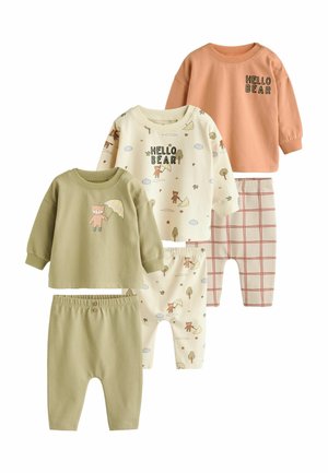 Vierteiliger Kinderbekleidungsset: zwei langärmelige Hemden in Pfirsich und Creme mit Tiermotiven, sowie grüne und gemusterte Hosen. Baumwollmaterial.