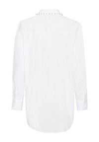 Camicia bianca a maniche lunghe vista da dietro, con una fila di perle decorative lungo il colletto e i polsini con bottoni. Tessuto morbido e leggero.
