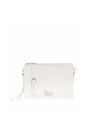 Pochette in pelle bianca trapuntata con cerniera dorata, tracolla regolabile, anello per polso e logo del marchio dorato sul davanti.