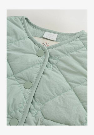 Giacca imbottita verde per bambino con cuciture decorative e bottoni di chiusura. Texture liscia con collo arrotondato e fodera interna floreale.