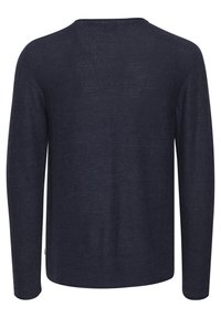 Marineblauer Langarmpullover mit strukturiertem Strickdesign. Lockere Passform, runder Hals und gerippte Bündchen. Keine sichtbaren Muster oder Verzierungen.