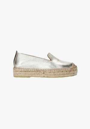 Zilveren leren espadrille met een instapontwerp, met een jute touwzool en een gladde textuur. Geen zichtbare patronen of accenten.