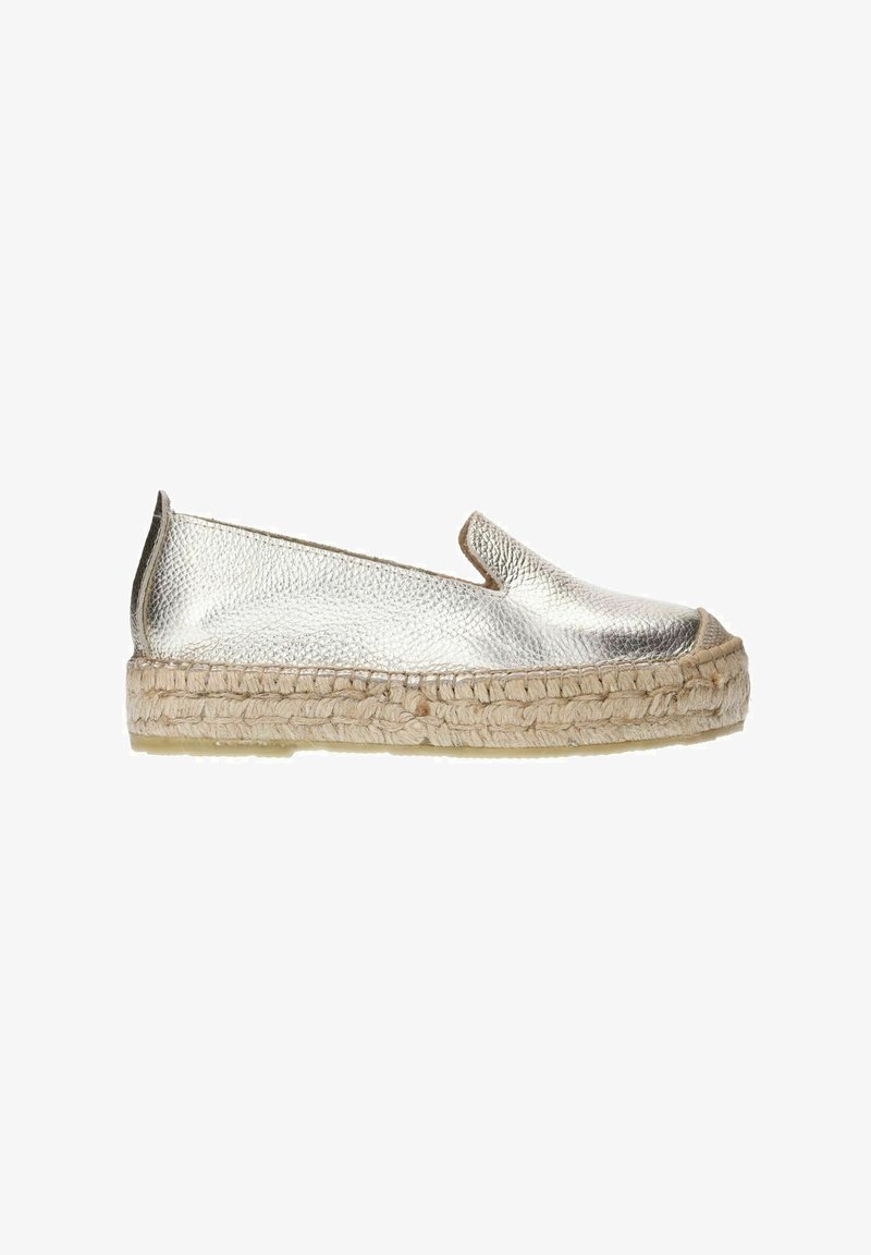 Zilveren leren espadrille met een instapontwerp, met een jute touwzool en een gladde textuur. Geen zichtbare patronen of accenten.