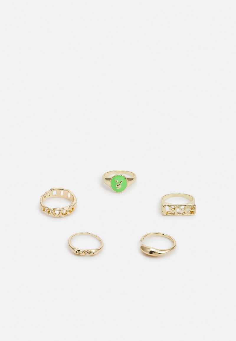 Conjunto de cinco anéis em tons de ouro e verde. Apresenta superfícies lisas, texturizadas e com padrões, com um dos anéis destacando um detalhe em esmalte verde.