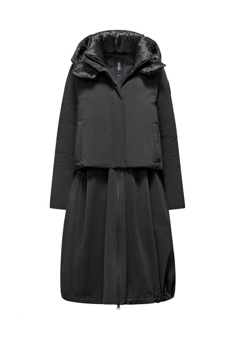 Cappotto invernale lungo nero imbottito con alto colletto, chiusura con zip, maniche lunghe e fondo leggermente svasato e aderente.