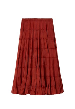 Rød midi-nederdel i lag med elastisk taljebånd og rynket stof, der skaber et flydende, tekstureret udseende.