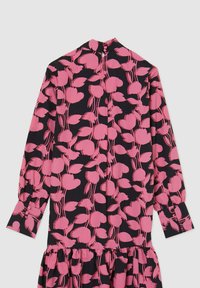 Abito a maniche lunghe in tessuto nero, con un motivo floreale rosa, orlo a balze arricciato e chiusura con bottoni sulla schiena.