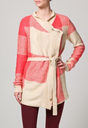 Rot- und cremefarbener übergroßer Cardigan mit Karomuster, gefertigt aus einem weichen Stoff, mit einem Wickeldesign und einem Stoffgürtel zum Schließen.