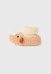 Myk beige tøffel med brune ører og øyne, designet for å se ut som et sau, med en kremfarget brettet ribbet mansjett.
