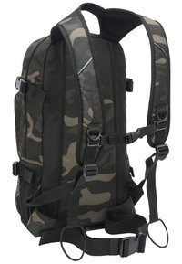 Sac à dos de camouflage avec un tissu dans des tons de vert foncé et de gris, des bretelles en maille rembourrées, des boucles ajustables et plusieurs compartiments.