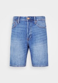 Pantalones cortos de denim en azul claro, con un diseño estándar de cinco bolsillos, cierre de botón de cobre y un dobladillo desgastado para añadir textura.