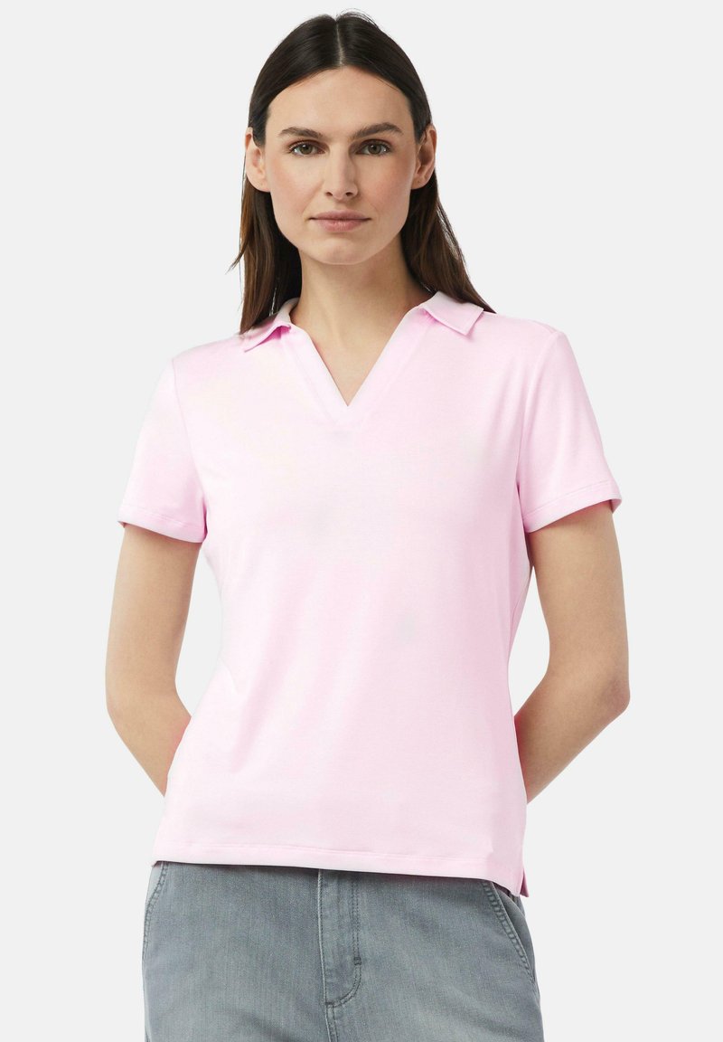 Helles rosafarbene Poloshirt mit V-Ausschnitt, kurzen Ärmeln und einer weichen Textur. Keine Muster oder Akzente. Einfaches, klassisches Design.