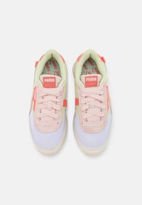 Lehké tenisky s růžovým textilním svrškem a zelenými akcenty, bílou síťovinou a texturovanou růžovou stélkou. Obsahuje tkaničky a branding.